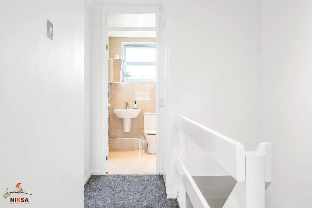NIKSA Serviced Accommodation - 3 bedroom house