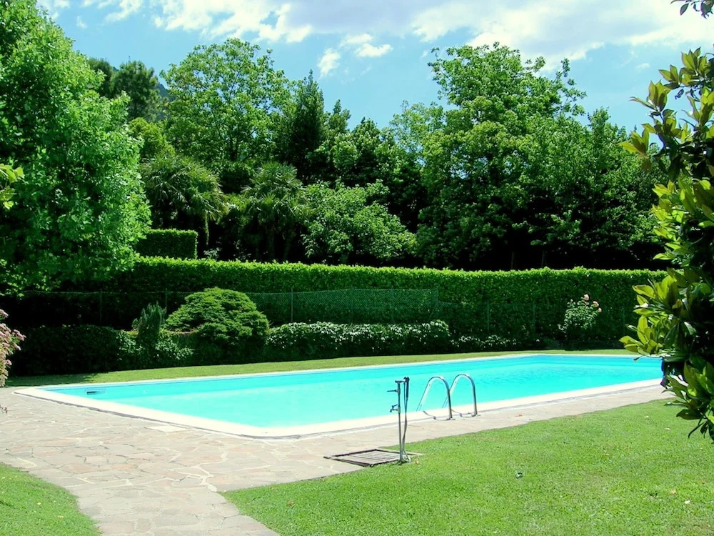 Spacious and Neat Linked House at the Como Lake