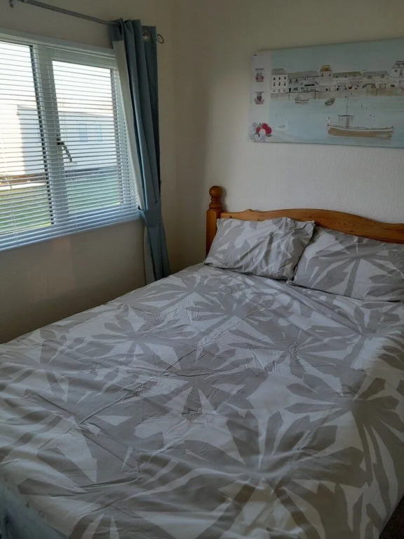 2 Bed-sleeps 4-pets-parking-5 Min to Beach