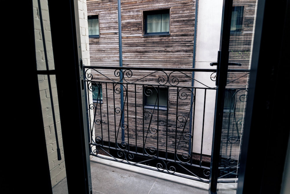 Cumberland Street Apartments by Happy Days