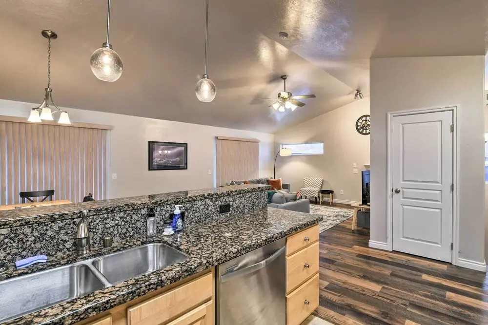 Cozy Anchorage Townhome < Half Mile to Jewel Lake!