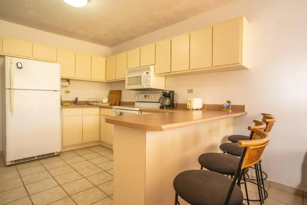 3 bdr apt with pool steps from Sandy Beach