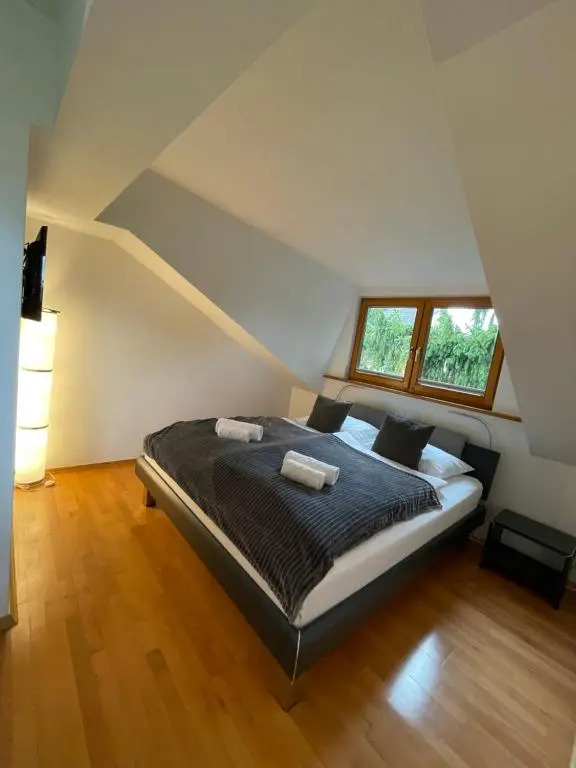 Undertheroof at