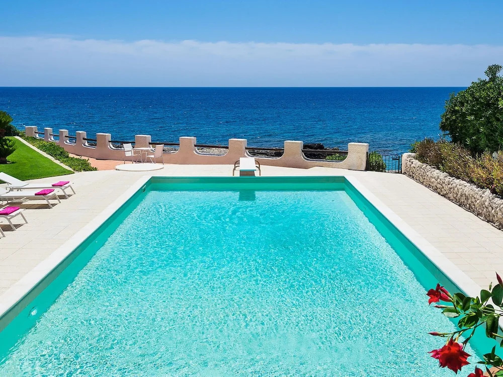 Exclusive Villa With Private Swimming Pool That Enjoys a Splendid Seafront View