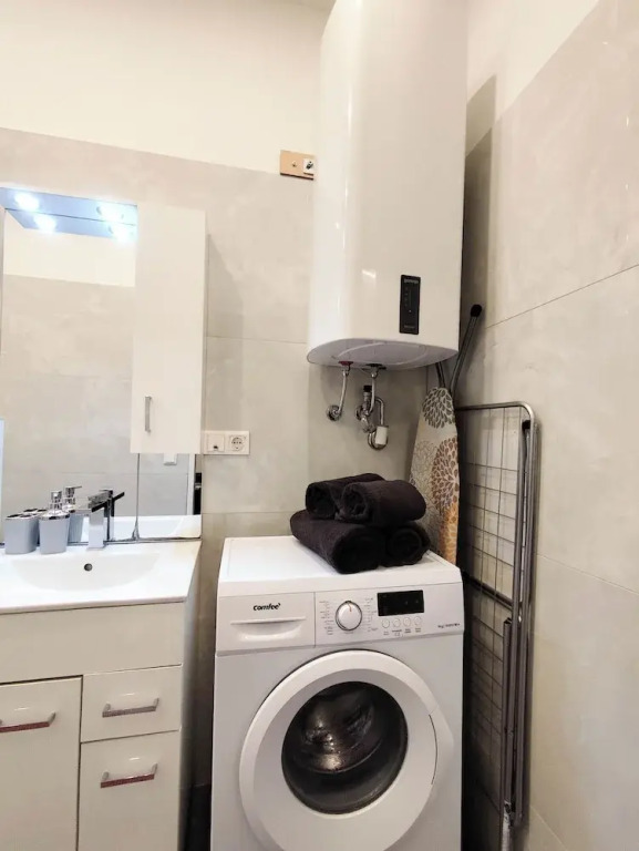 Cozy Apartment with Free Parking