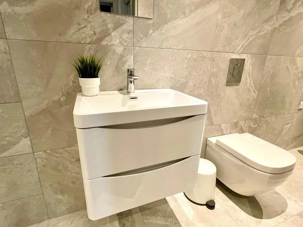 Stunning & Stylish 2 Bedroom Apartment! - 5 Minute Walk to the Best Beach! - Great Location - FREE Parking - Netflix - Fast WiFi - Smart TV - Newly decorated - sleeps up to 4! Close to Bournemouth & Poole Town Centre & Sandbanks