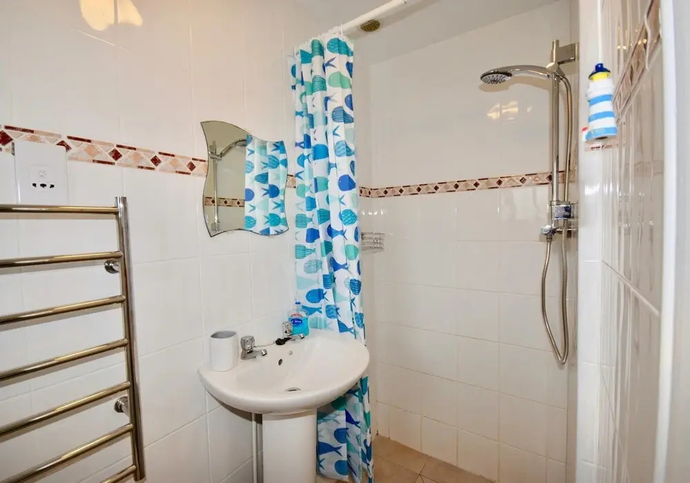 Seashells Dog Friendly Seaview Beach Chalet Sleeps 4 Beach Opposite