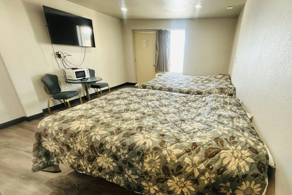 The Queen B Motel, Detroit-Warren
