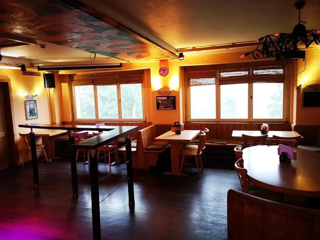 Adrenalin Backpackers Hotel