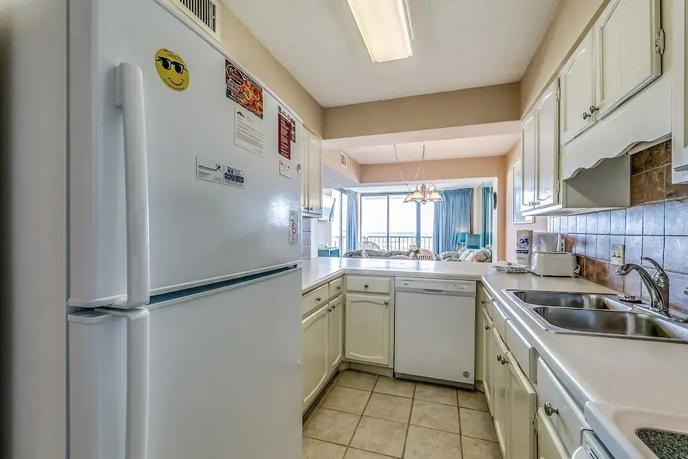 Crescent Sands on Crescent Beach by Condo-World