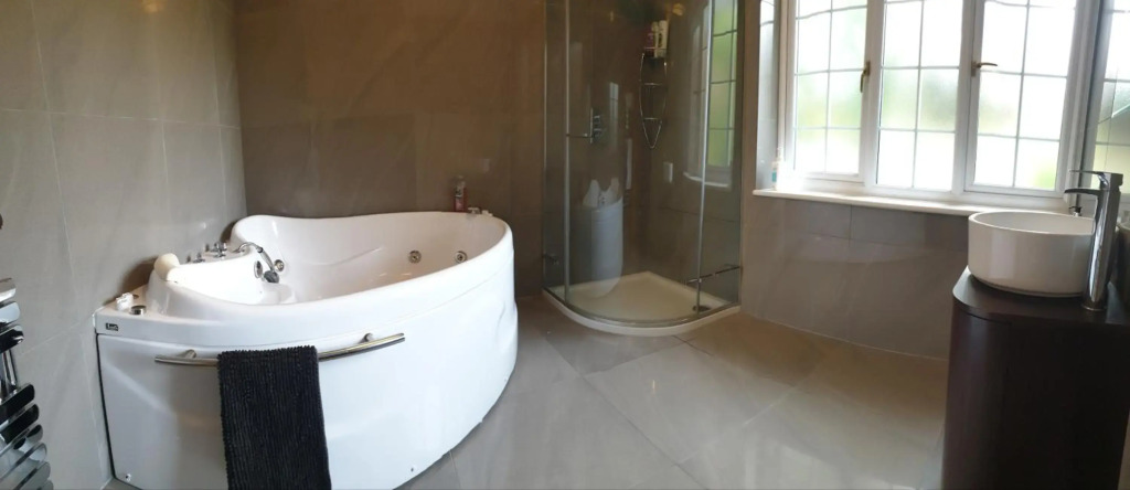 Little Robin Gate - Free Parking & Wifi - Central - 10 min Walk to Train Station - Ensuite Rooms