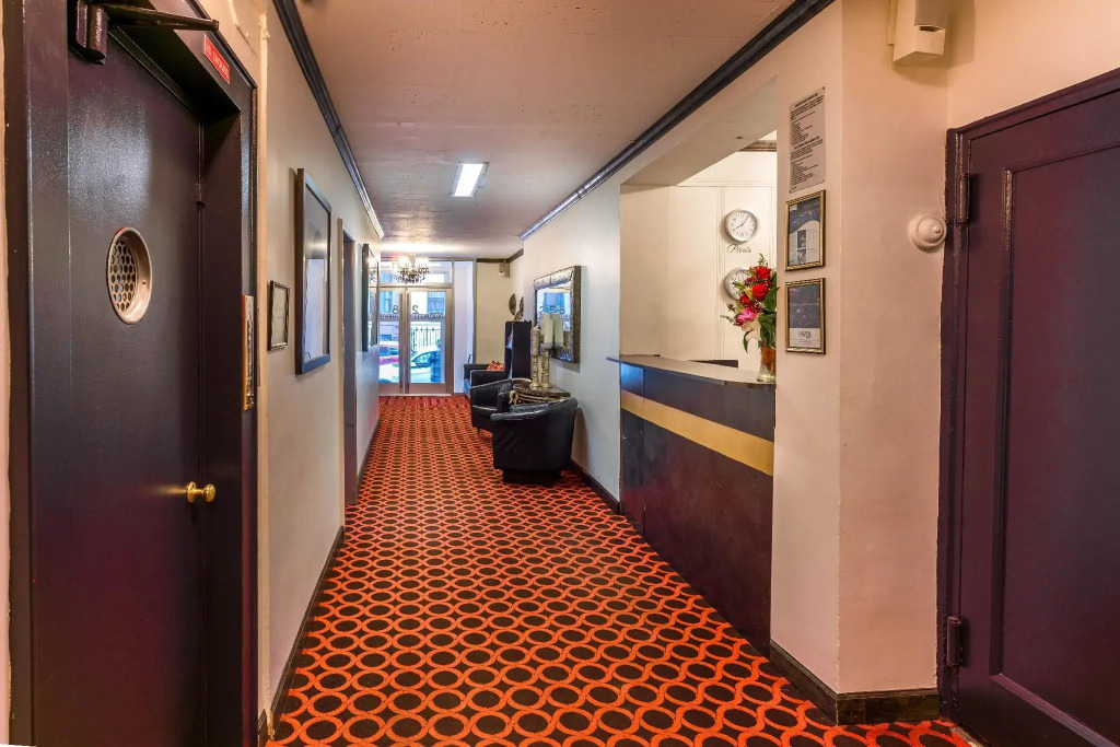 Royal Park Hotel & Hostel