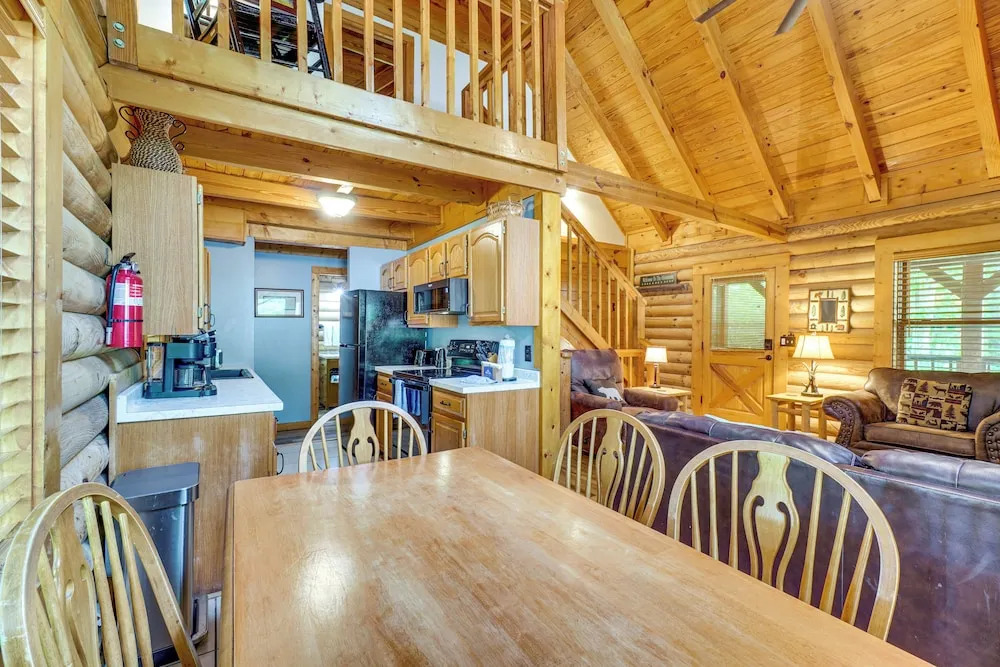 Cozy Family Cabin w/ Hot Tub ~ 4 Mi to Dollywood!