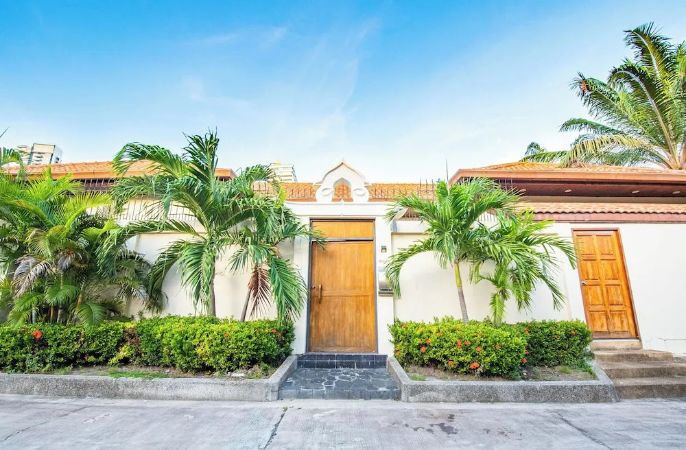 Seaside Villa 3 Pools, 2 mins walk to beach