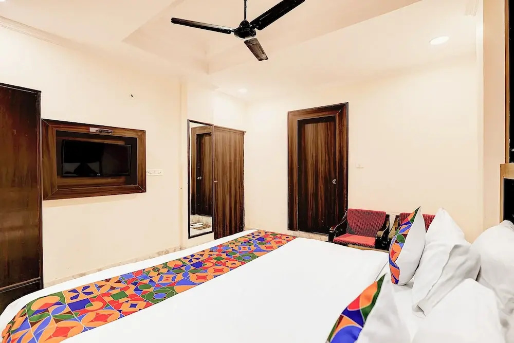FabHotel Comfort Stay I - 700m from Metro Multispeciality Hospital Noida