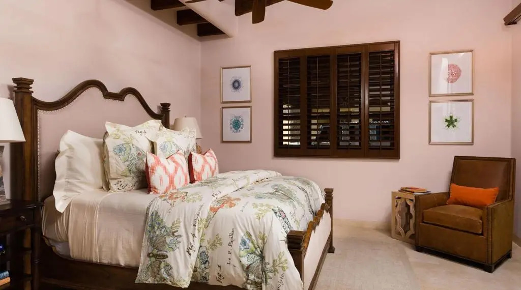 Ultra Luxury Villa with Premium Linens, Gym, Immense Pool, & 5 min Taxi to Downtown