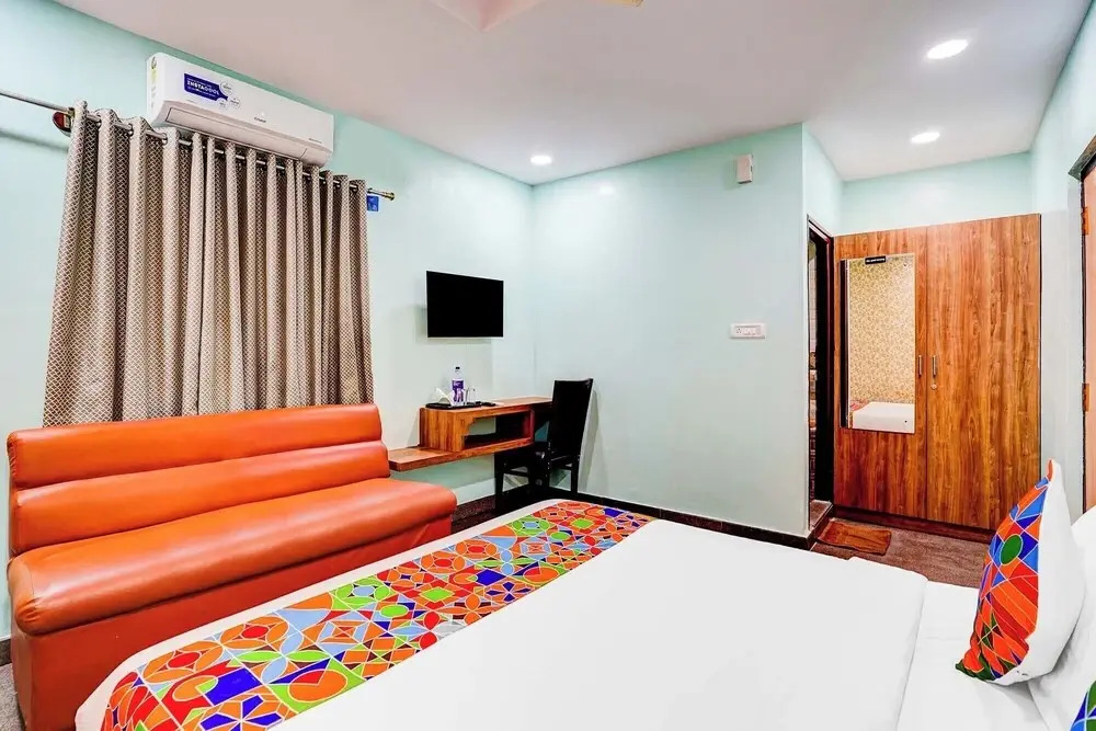 Fabhotel Emara Inn