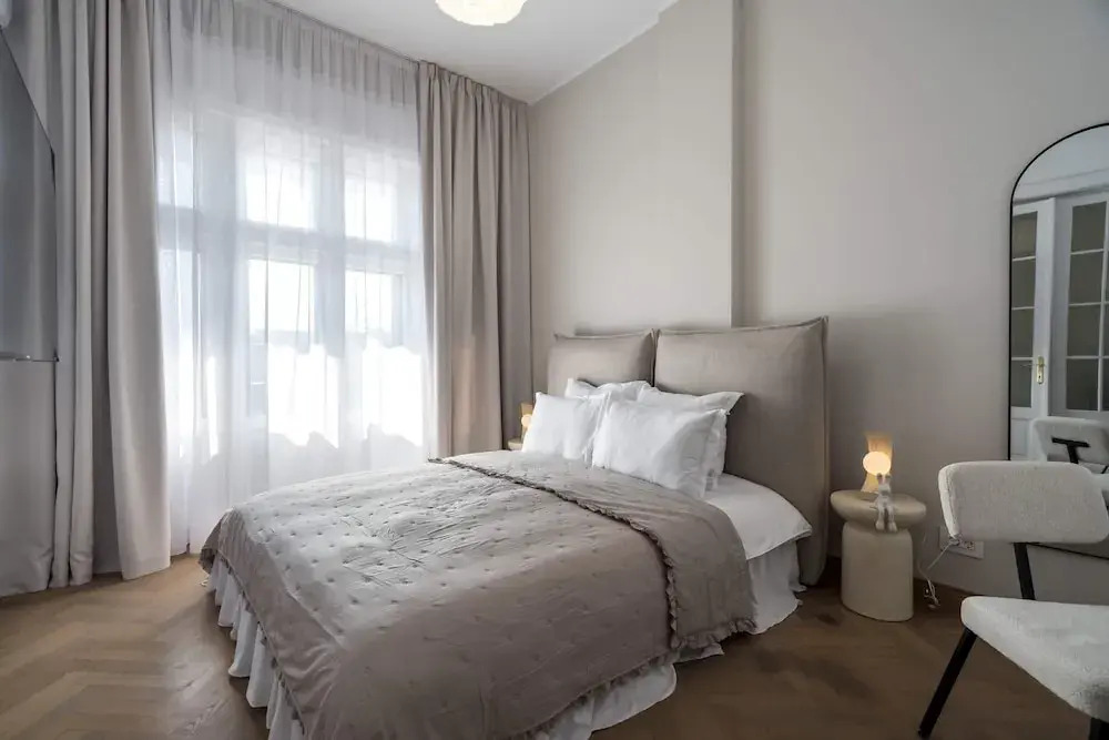Calea 3BR Victoriei Stunner - Two Living Rooms - Balconies on the Avenue