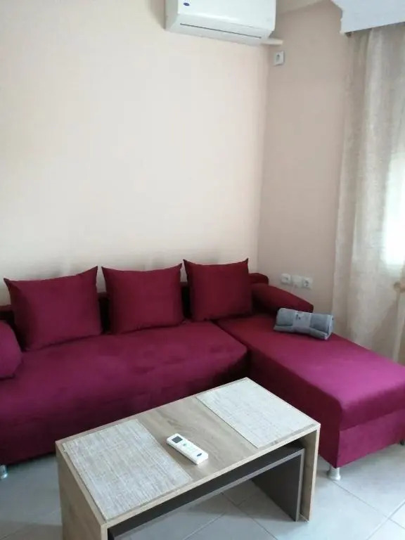 2020 renovated, sunny apartment with yard/garden