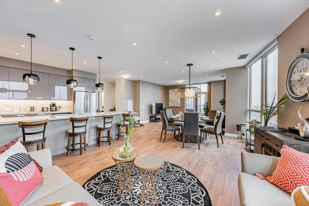 Amazing 3 Bed 4 Bath Penthouse with Roof Top Terrace close to Airport