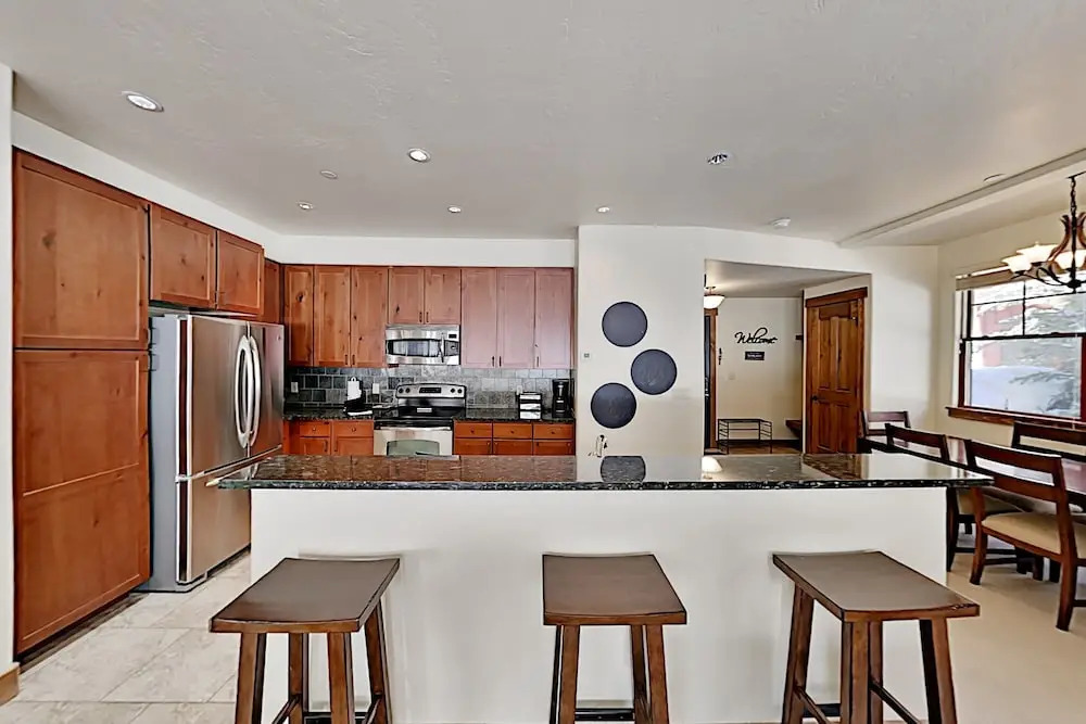 Slopeside : Hot Tub, Walk To Lifts & Village! 2 Bedroom Condo