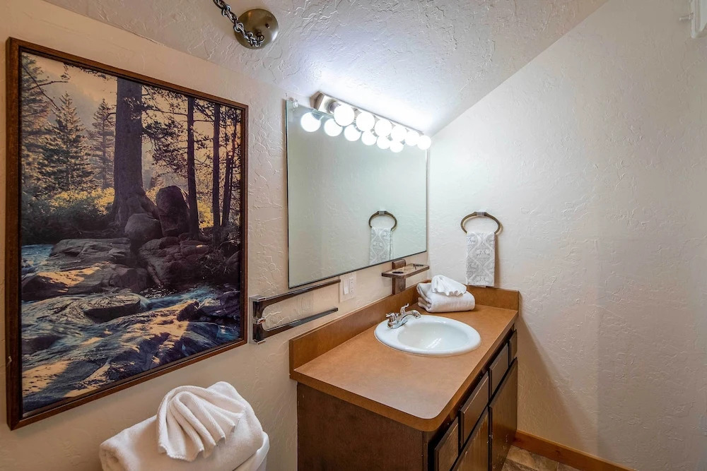 2 Blocks to Lake Tahoe! Group Gem w/ Hot Tub