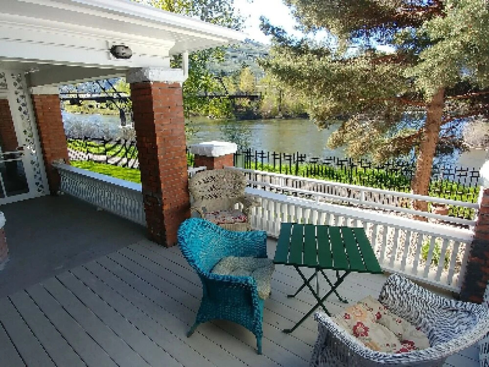 Goldsmiths Riverfront Inn