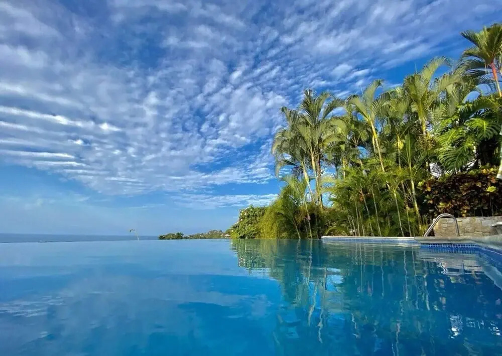 Villa Roca Boutique Resort & Suites