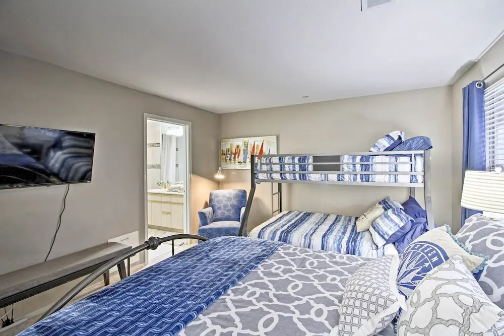 4 Mi to Strip: Cozy Lake-view Retreat in Branson