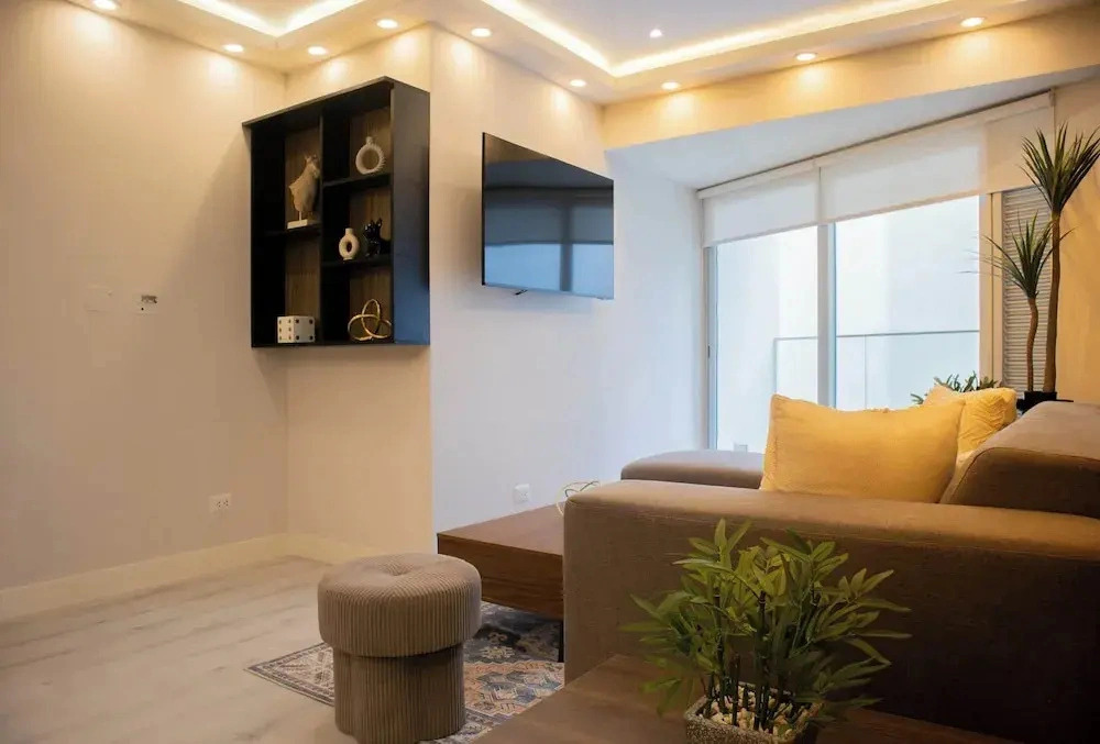 w Bright 3BR w Balcony in Vibrant Miraflores