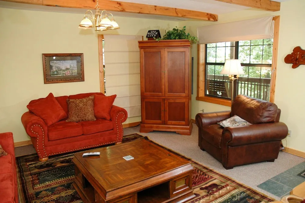 ON THE RIDGE - 3 Br Cabin