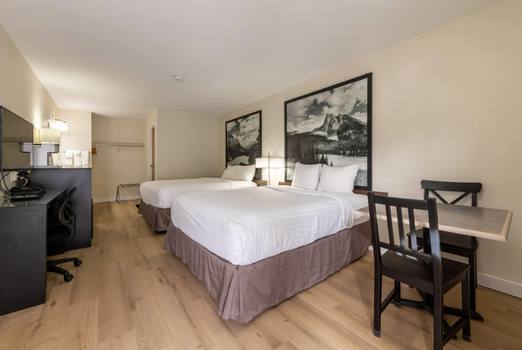 Super 8 By Wyndham Golden