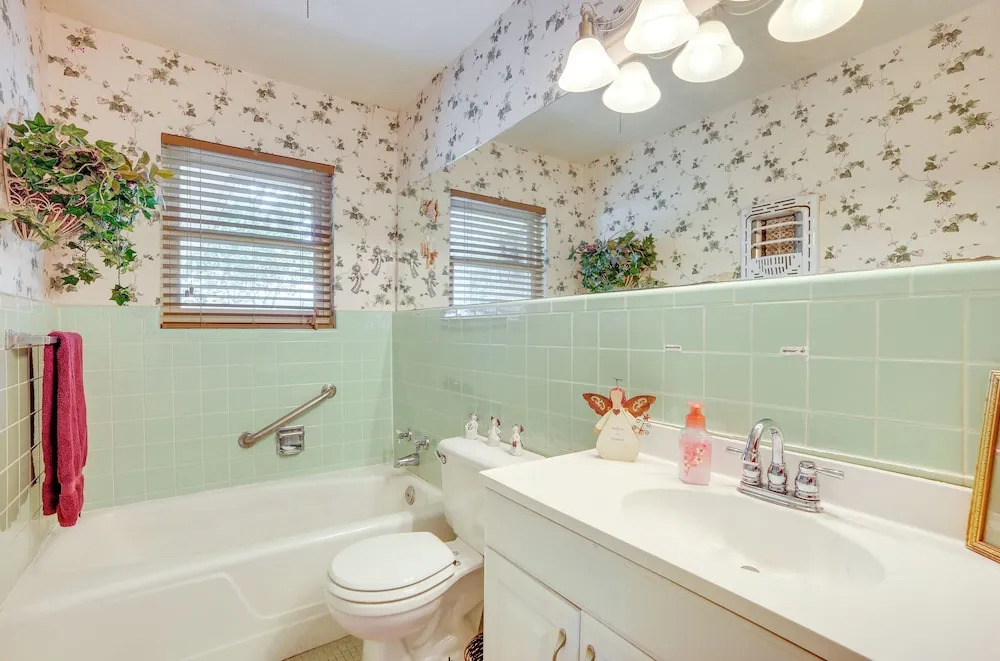 Lovely Bryan Home w/ Deck - 4 Mi to Kyle Field!