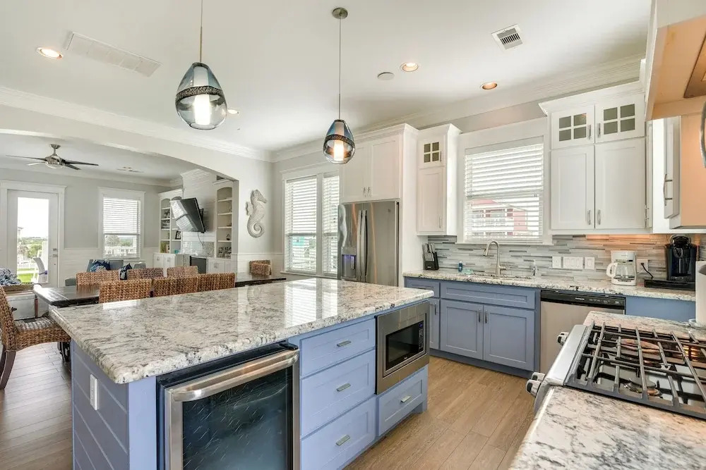 Walk to Ocean! Group Beach House in Galveston