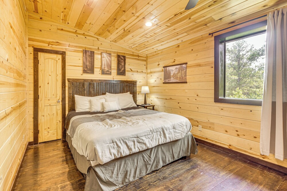 Cabin w/ Hot Tub & Deck: 5 Mi to Broken Bow Lake