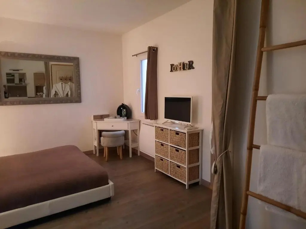 15min de la Cité de Carcassonne dans petit village, chambre au calme, petit-déjeuner et jacuzzi en supplément