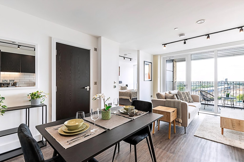 Sky-High Studio with Stunning Views