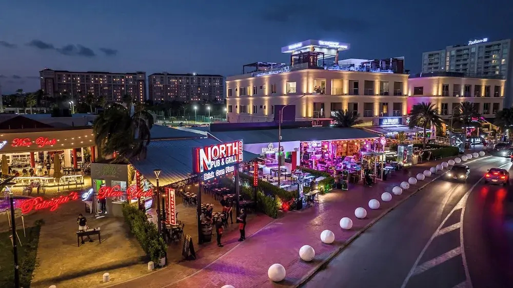 Luxury 2-bedroom Condo Right on the Strip in Palm Beach