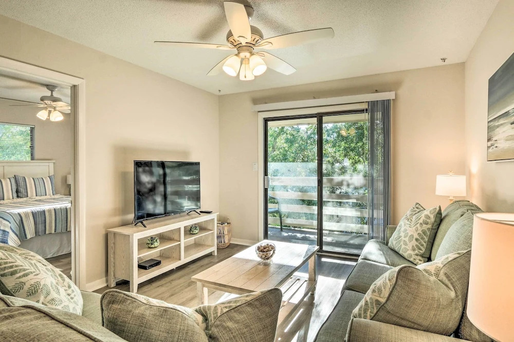 Steps to Sand: Hilton Head Island Condo w/ Pool
