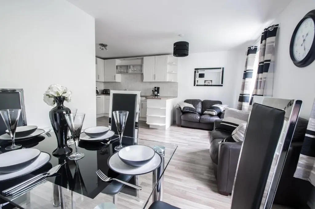 Orange Town House - Shaw Road, Only 6 Minutes to City Centre