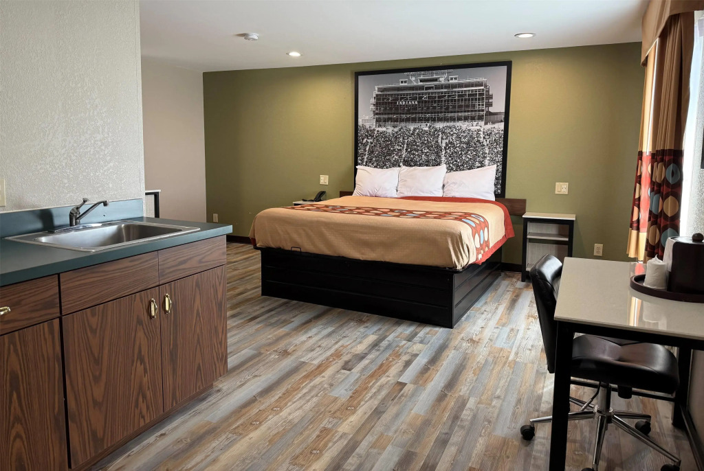 Super 8 by Wyndham Frankfort IN