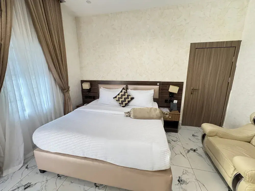 Silver Gate Hotel and Suites