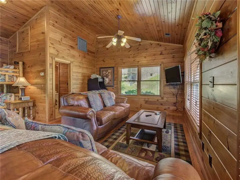 Gatlinburg Majesty 4 Bedroom Home with Hot Tub