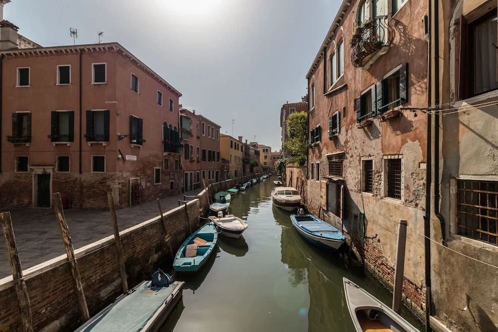 7 Windows on Venice