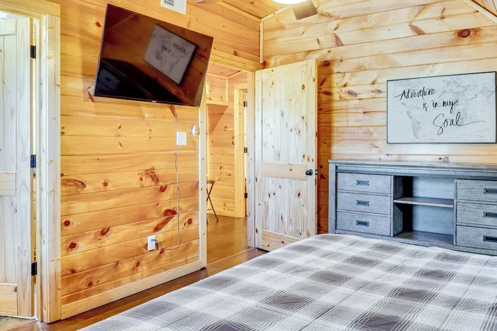 2 Mi to Dtwn Gatlinburg: Mountain Cabin w/ Hot Tub