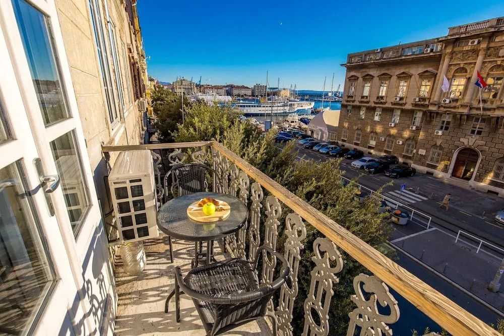 Molo Longo apartments