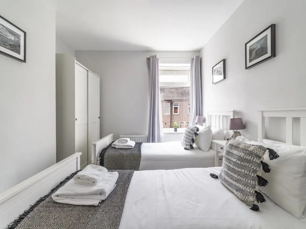 East House-Sleeps 5-Pet friendly-Garden-Parking