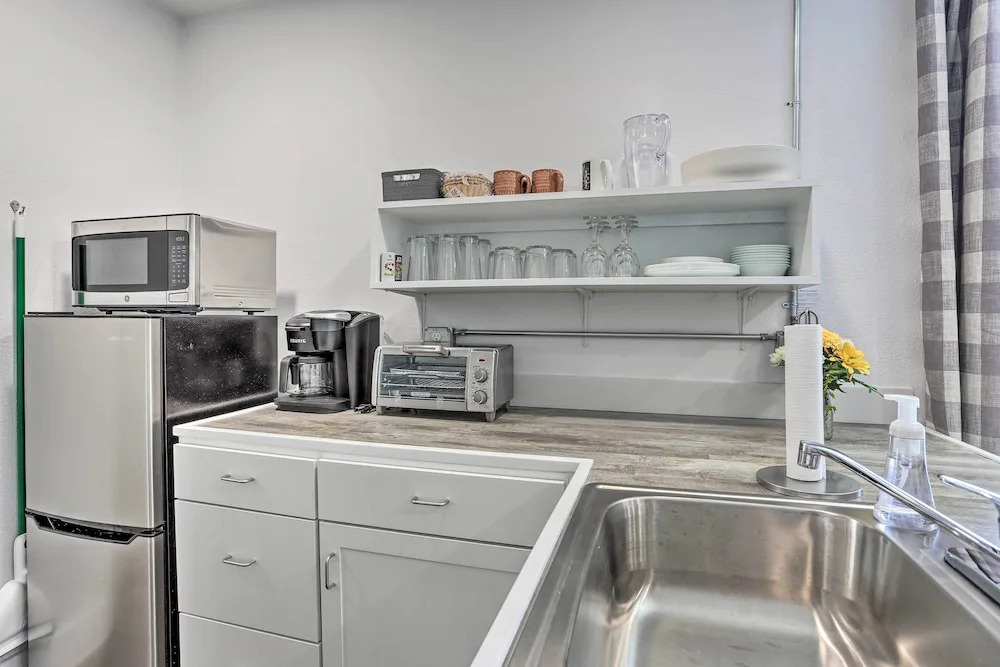 Walk to Dining, Breweries & Shops! Dtwn Custer Apt