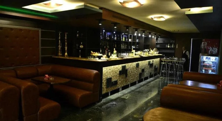 2x2 Cinema-Bar Hotel