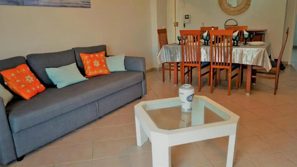 3 bedroom apartment in Oura Albufeira with amazing pool at walking distance to beach, strip and old town, WIFI and AC, private condo